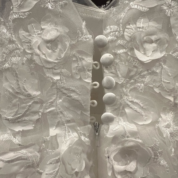 Gorgeous 5T ivory flower girl or communion dress. Excellent condition. - Picture 4 of 8